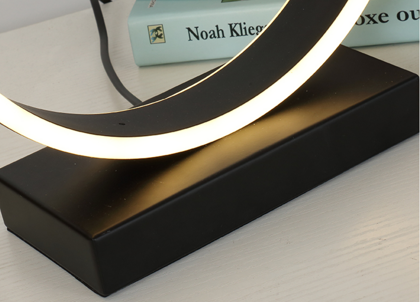 Lampe de table monochrome à LED demi-lune GIOVANNI