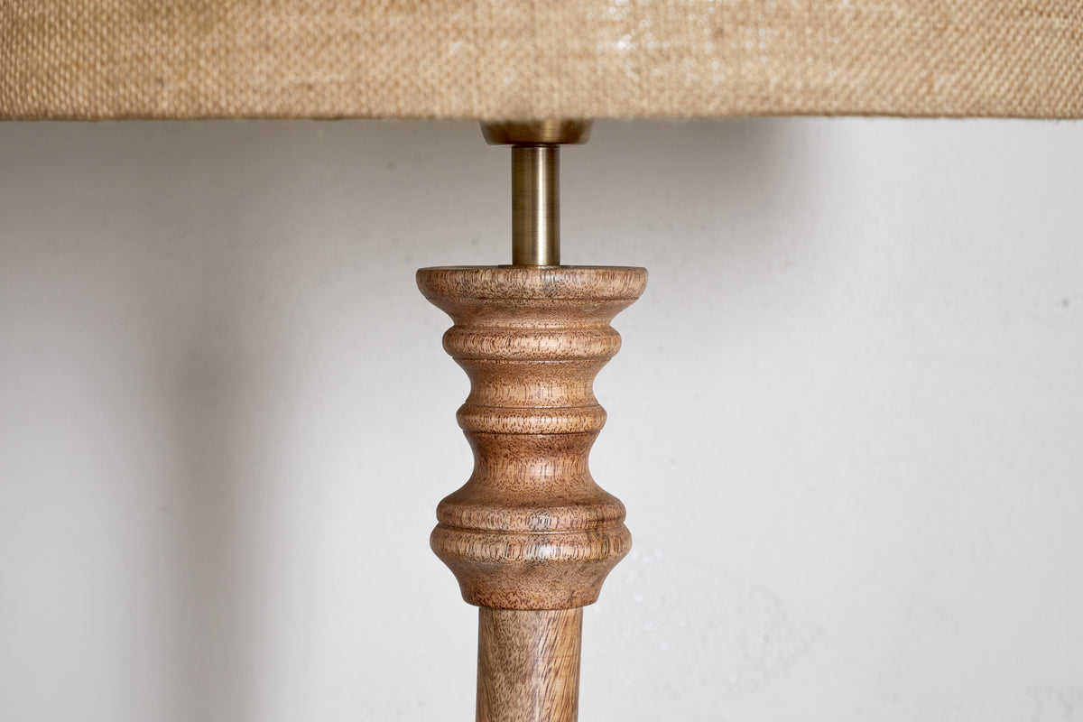 Lampadaire classique en bois Usha - Naturel