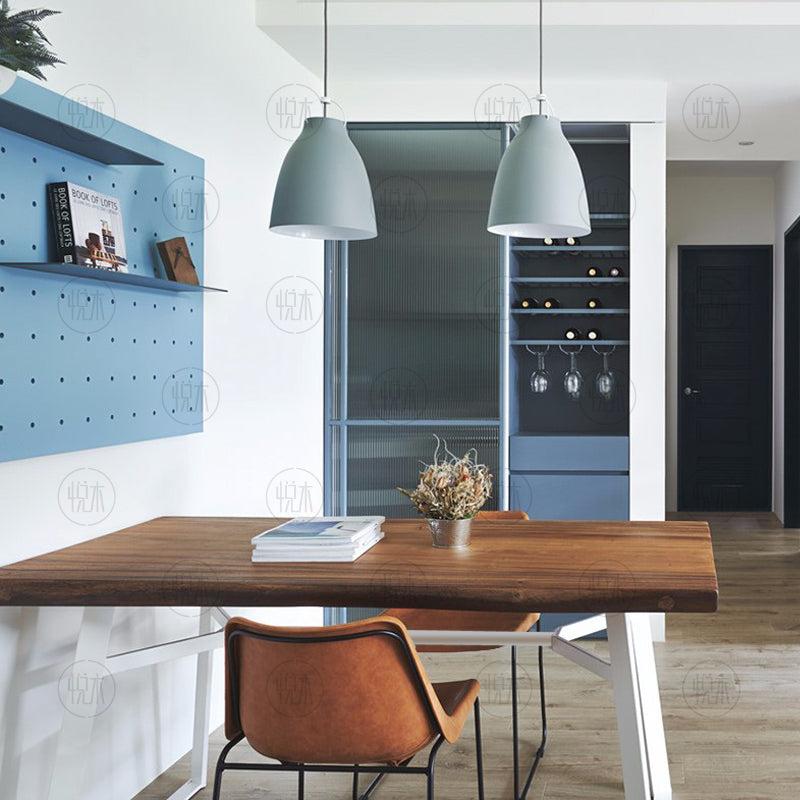 Table à manger LILA Radisson Conference de style nordique en bois massif avec bord brut / bord droit