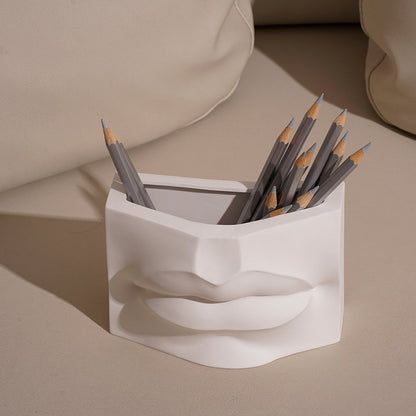 Porte-stylo en céramique sculptée
