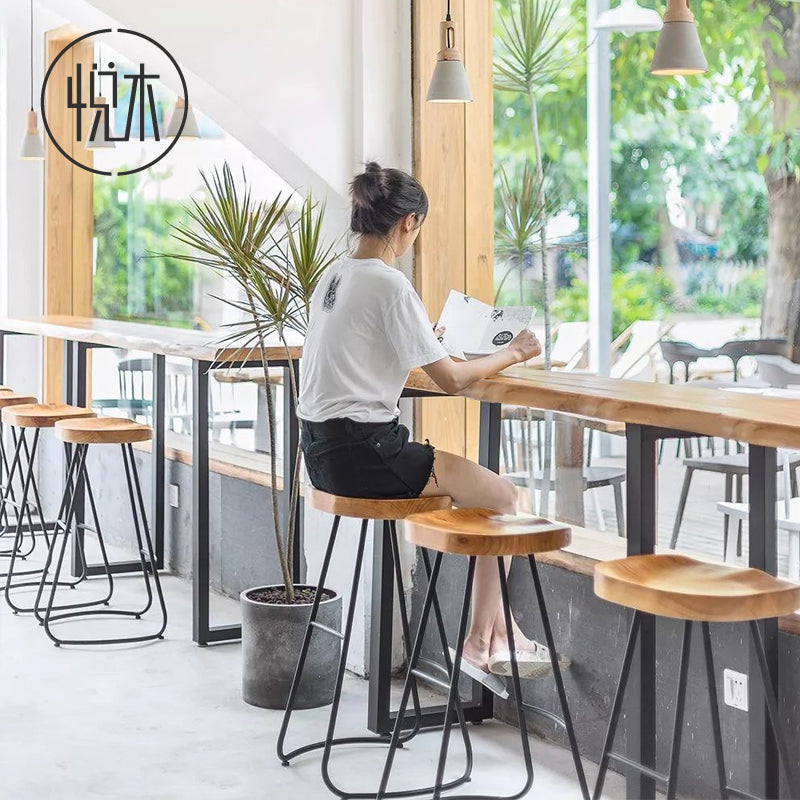 Table de bar Madeleine en bois massif avec bords vivants de style nordique