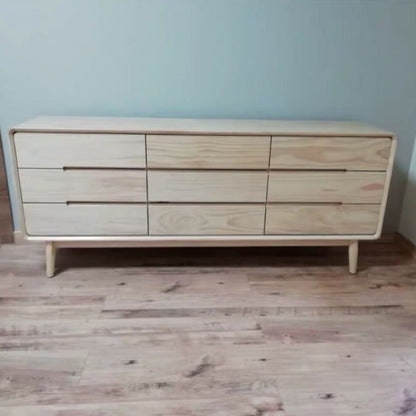 Commode ANGELINA CONRAD de style scandinave et nordique, en bois massif, à neuf tiroirs