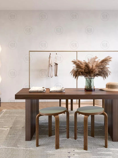 Table à manger BRADY en bois dur américain naturel avec bords naturels 