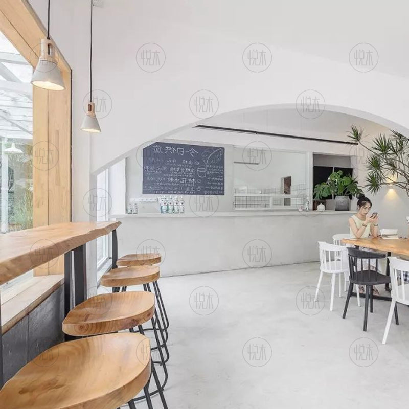 Table de bar Madeleine en bois massif avec bords vivants de style nordique