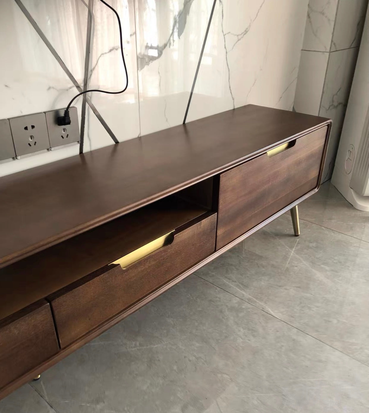 Table basse relevable en bois massif Liam moderne et minimaliste 