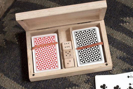 Ensemble de cartes et de dés en bois de manguier
