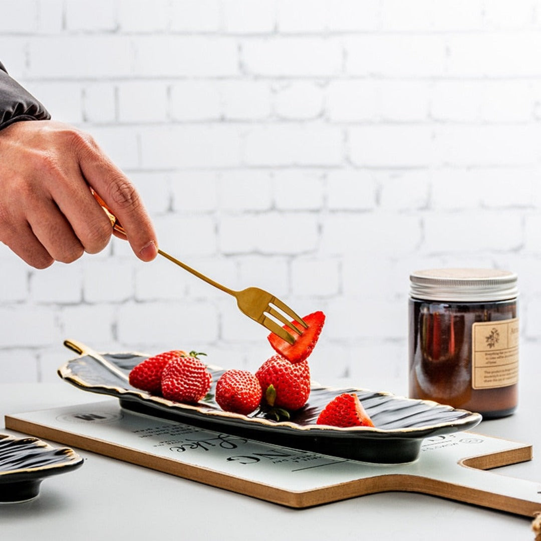 Assiette en céramique en forme de plume